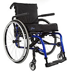 Le fauteuil roulant Quickie 2 lite en modèle bleu