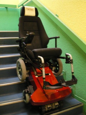 Photo du fauteuil Topchair en essai dans un escalier