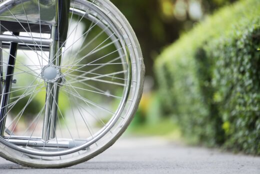 Illustration d'u fauteuil roulant zoomé sur la roue