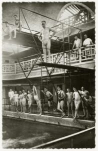 La piscine de roubaix début 20ème , vue sur des plongeurs prêt à sauter