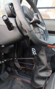 Boule au volant, manette d'accélération-freinage et sa tringlerie reliée aux pédales