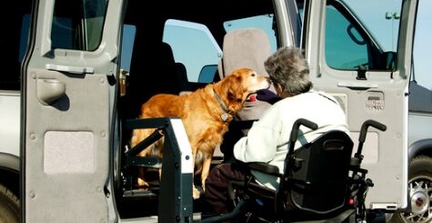 Photo d'accès personne en situation d'handicap dans une voiture à l'aide d'une rampes d'accès.