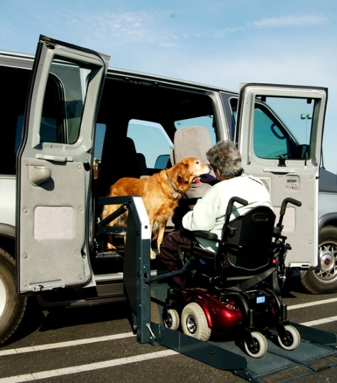 Photo d'accès personne en situation d'handicap dans une voiture à l'aide d'une rampes d'accès.