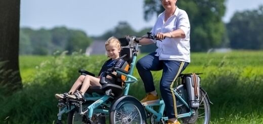 Vélo équipé d’une assise et d’un dossier à l’avant.