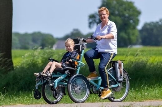 Vélo équipé d’une assise et d’un dossier à l’avant.