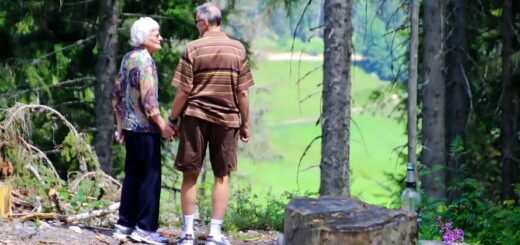 Deux personnes âgée dans la forêt.