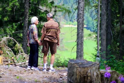 Deux personnes âgée dans la forêt.