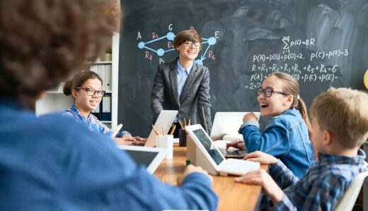 Photo d'une salle de classe avec les élèves et leurs professeur.